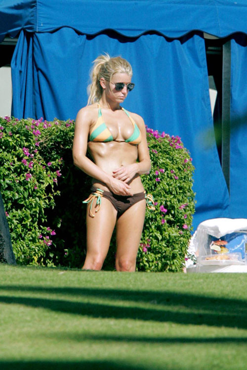 Jessica Simpson capezzolo scivolare e bikini foto paparazzi
 #75440265