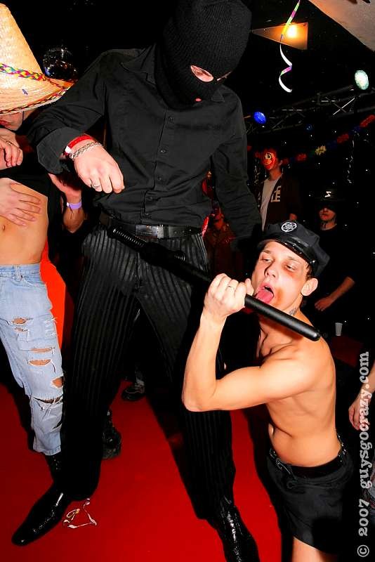 衣装を着た男たちがディルドについたホイップクリームを吸う
 #76987566