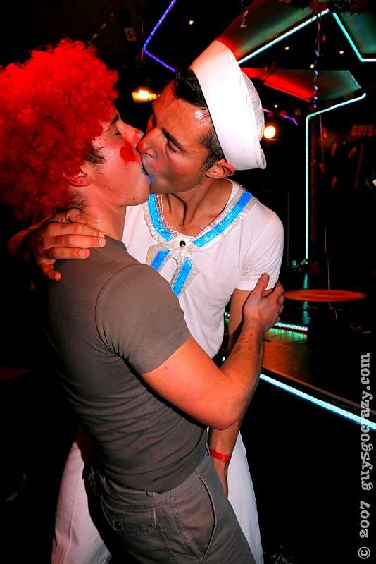 衣装を着た男たちがディルドについたホイップクリームを吸う
 #76987613