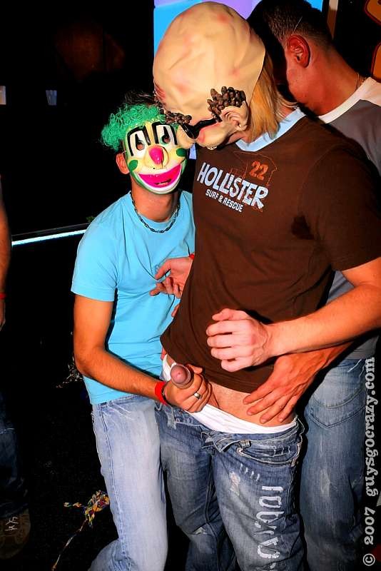 衣装を着た男たちがディルドについたホイップクリームを吸う
 #76987650