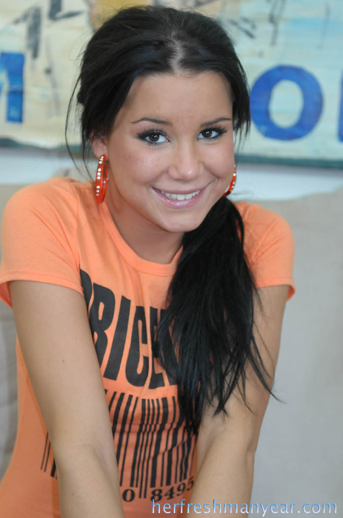 Cute Petite Brunette Porn Pics - PICTOA