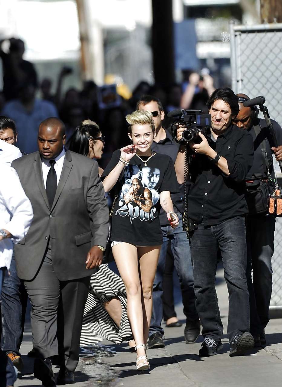 Miley Cyrusは、ステージ上で長い脚を見せて、セクシーに見える
 #75227237