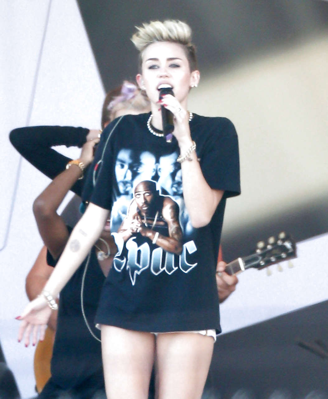 Miley Cyrus looking sexy and shows long legs on stage #75227291