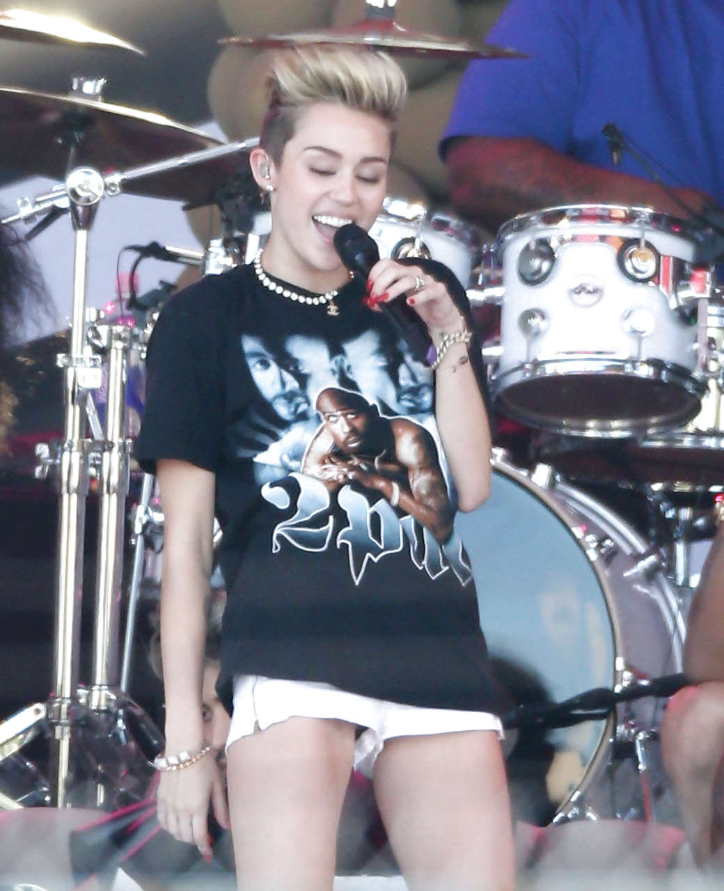 Miley Cyrus looking sexy and shows long legs on stage #75227296