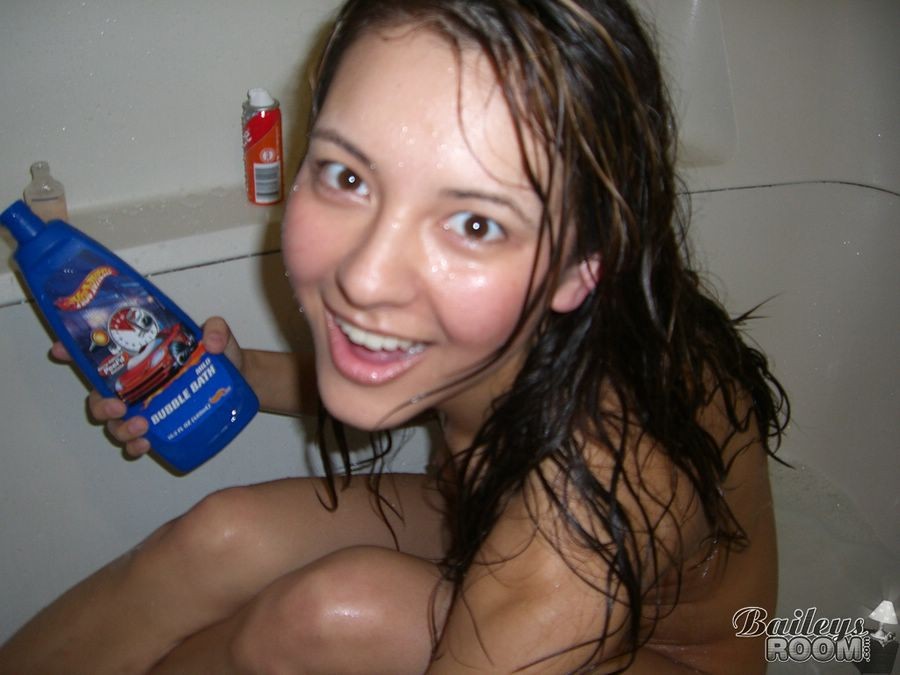 Bailey dans un bain moussant sexy et amusant.
 #78807383