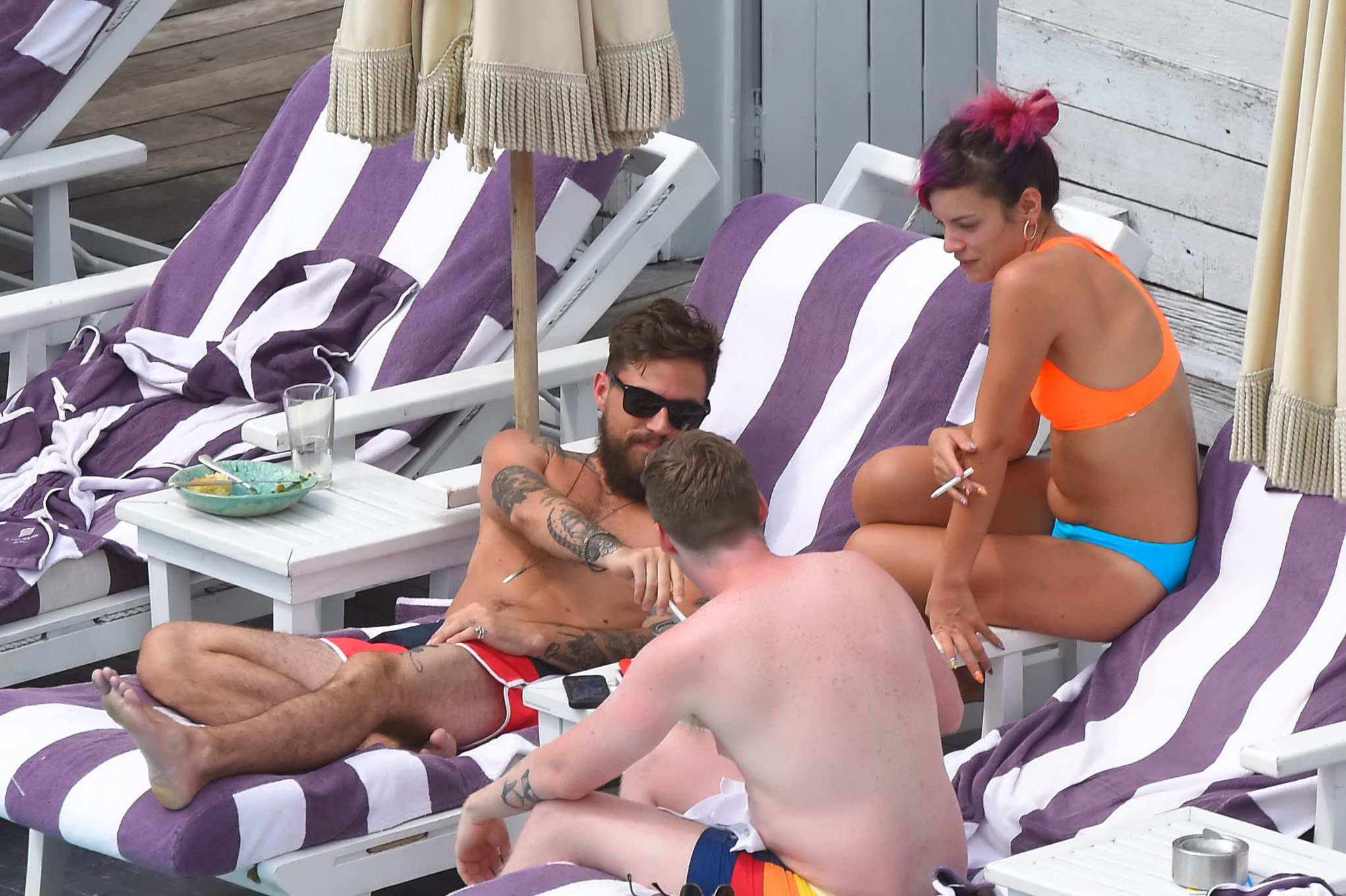 Lily allen en bikini montrant pokies et chatte à la piscine d'un hôtel à new york
 #75188994