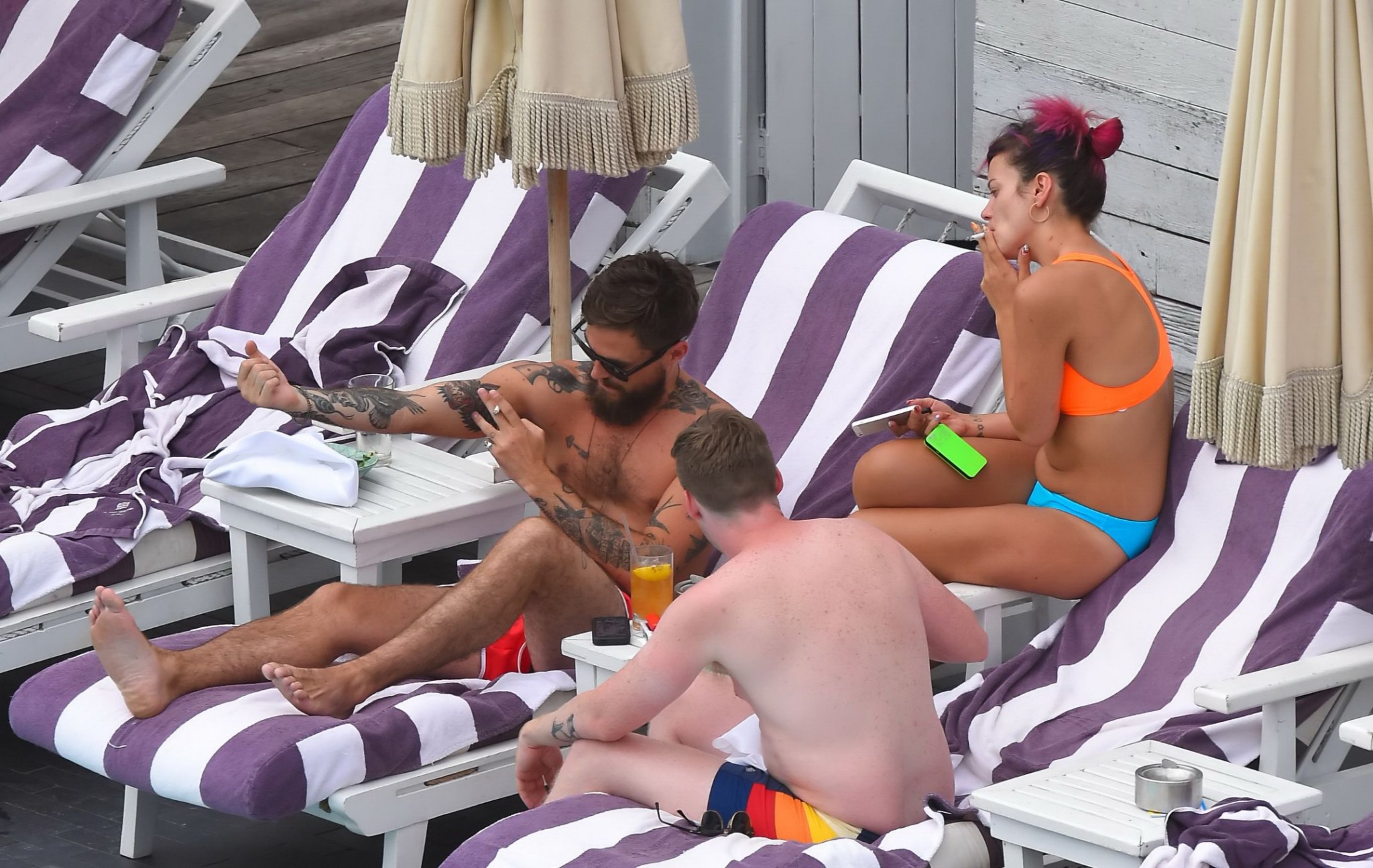 ニューヨークのホテルのプールでポッキーとマンコを見せるビキニ姿のLily Allen
 #75189001