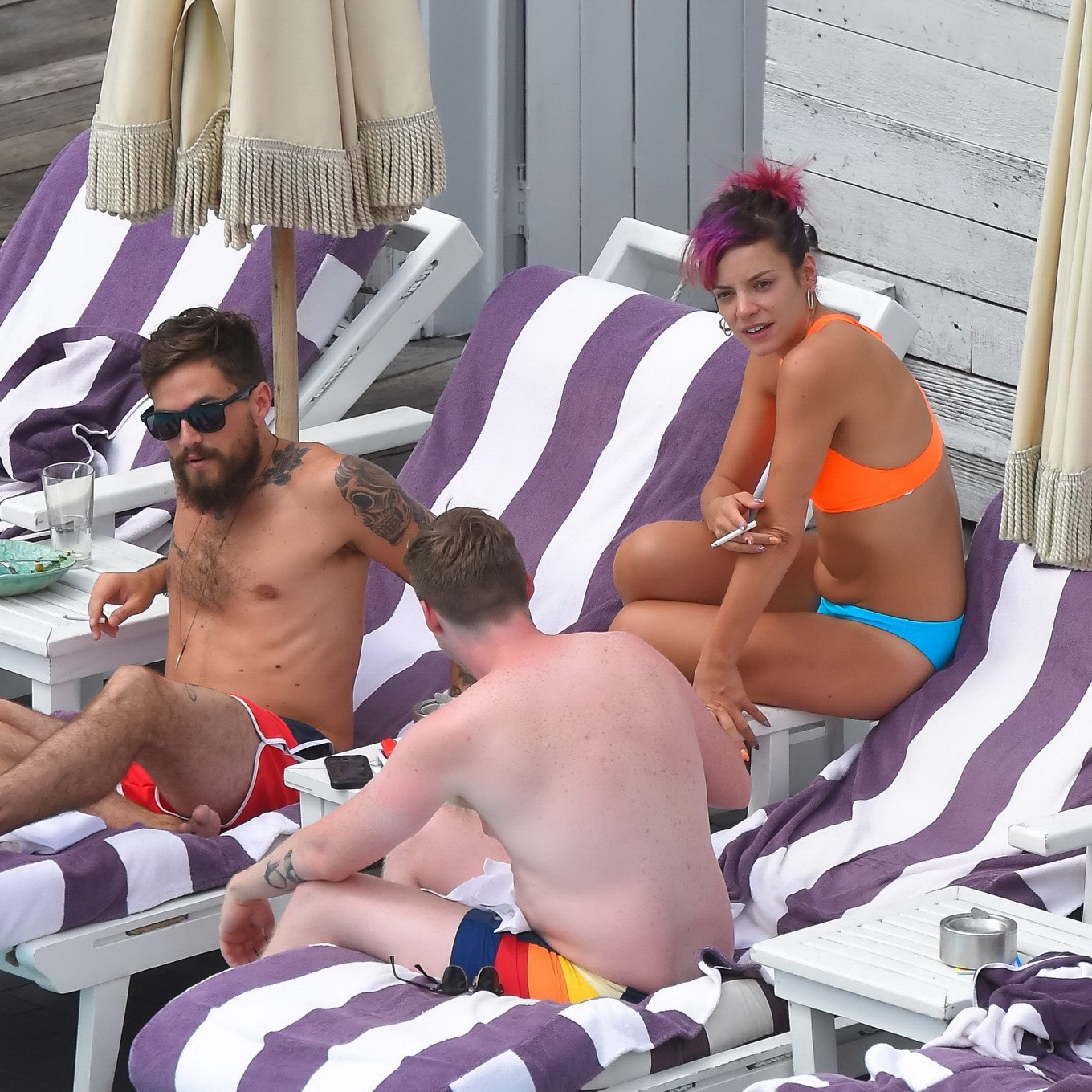 Lily allen en bikini montrant pokies et chatte à la piscine d'un hôtel à new york
 #75189008