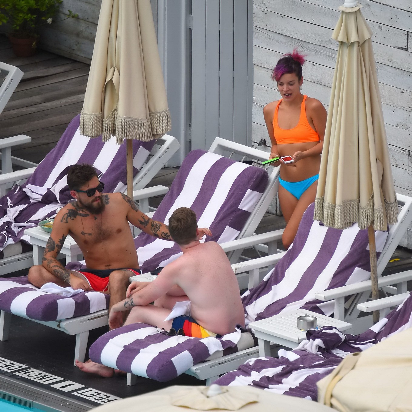 ニューヨークのホテルのプールでポッキーとマンコを見せるビキニ姿のLily Allen
 #75189012