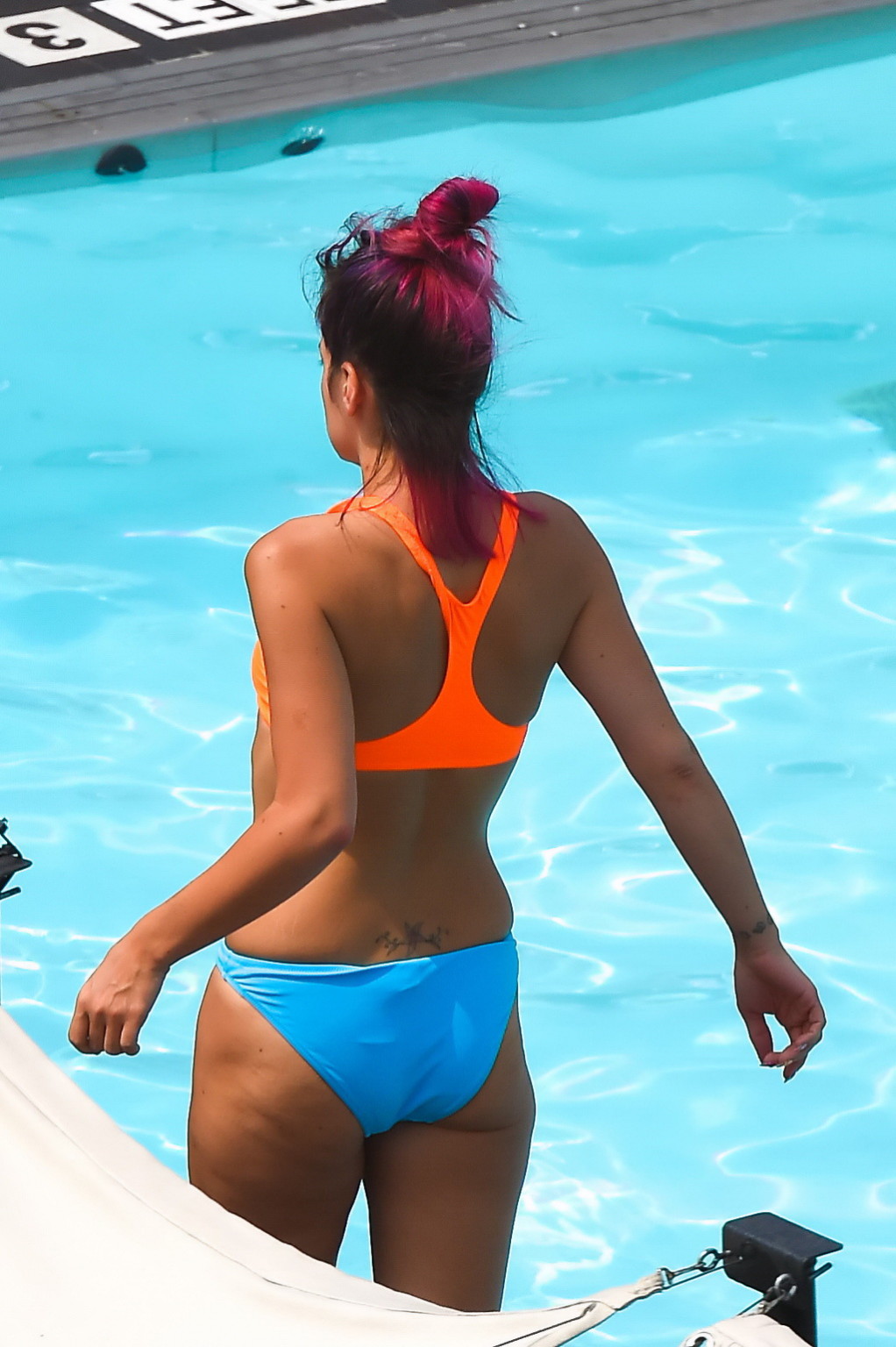 Lily Allen in un bikini che mostra pokies e figa alla piscina dell'hotel a New York
 #75189055