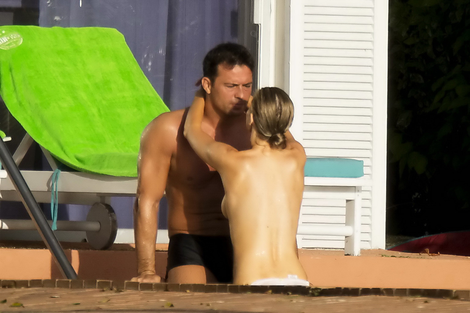Joanna Krupa surprise seins nus à la piscine de Miami. #75222093