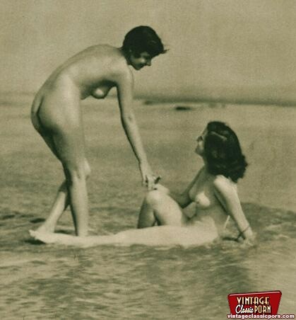 Varias nenas playeras de los sesenta posando desnudas en una playa pública
 #78489322