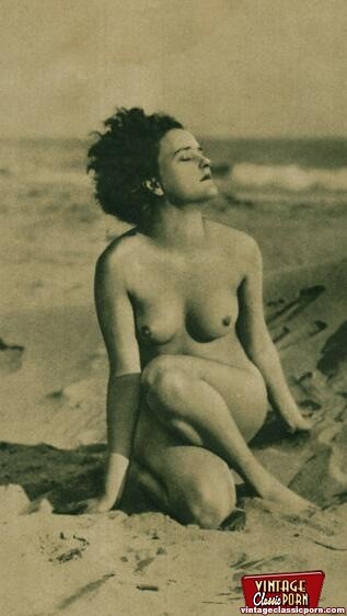 Varias nenas playeras de los sesenta posando desnudas en una playa pública
 #78489334