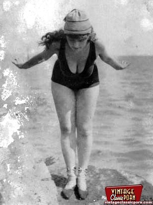 Varias nenas playeras de los sesenta posando desnudas en una playa pública
 #78489355