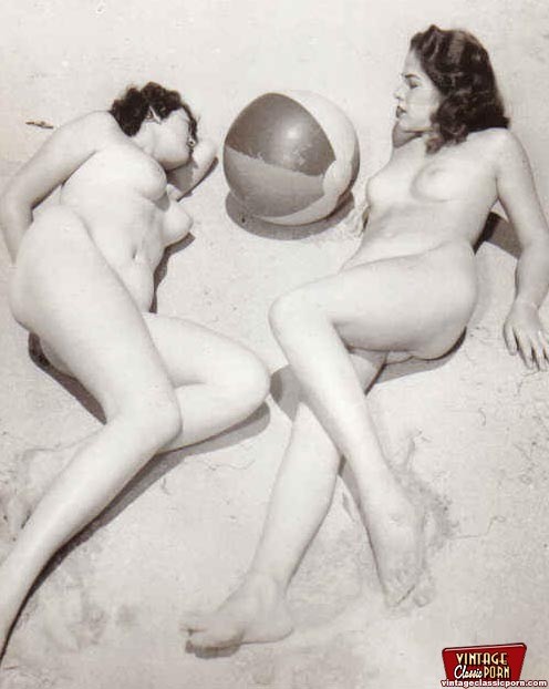 Varias nenas playeras de los sesenta posando desnudas en una playa pública
 #78489396