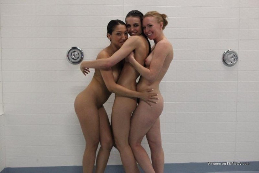 Lesbische College-Teens mit der Kamera in der Dusche gefilmt
 #68155128