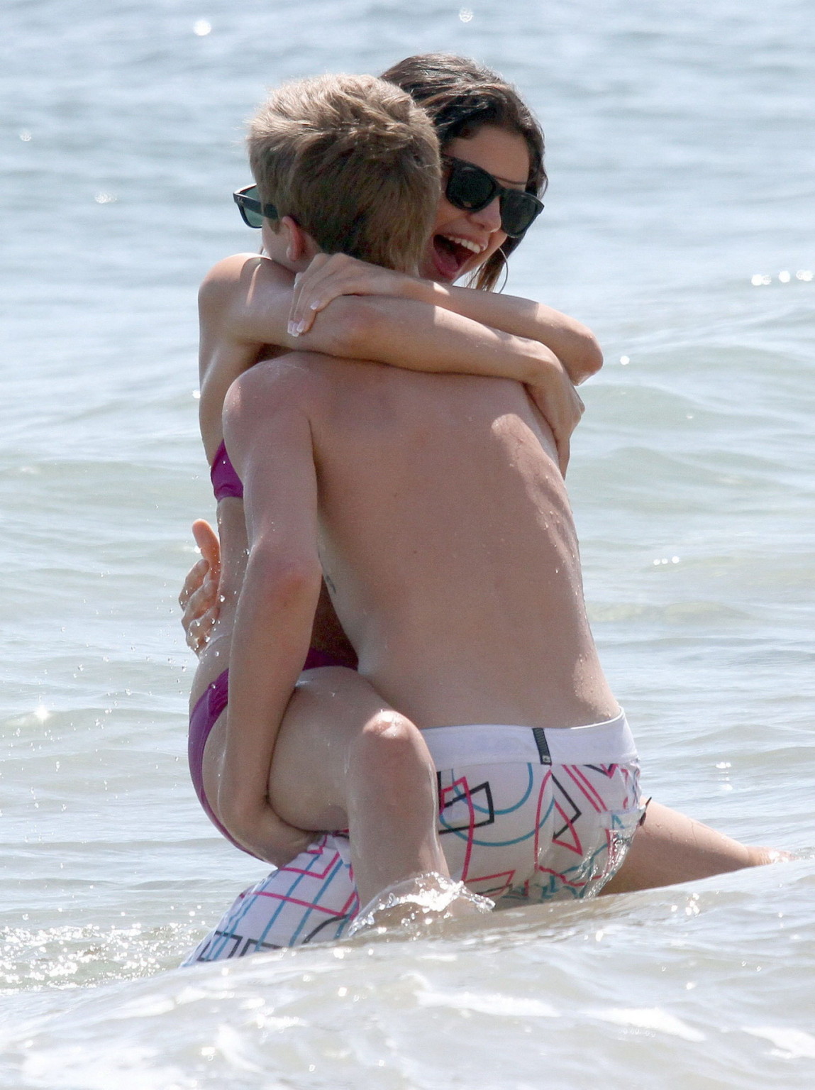 Selena gomez en bikini se tapant Justin Bieber sur une plage hawaïenne.
 #75302911