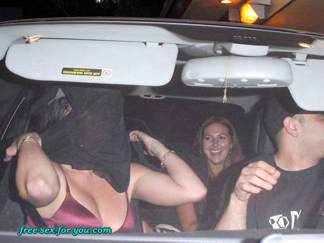 Britney Spears in grünem Bikini auf der Bühne und see-thru-Bilder
 #75432993