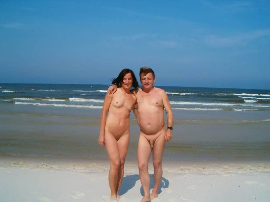 Jeunes nus jouant ensemble à une plage publique
 #70059079