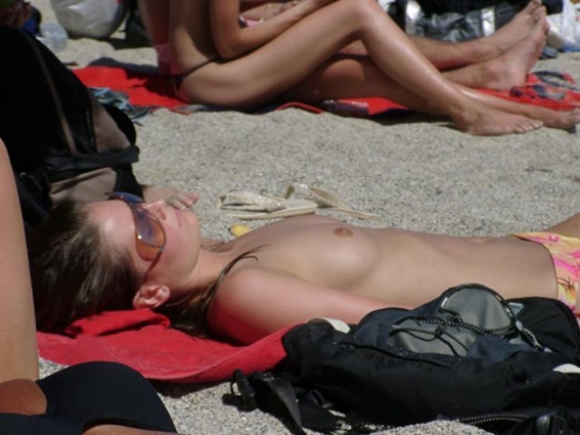 彼女の長いスリムな裸体は太陽によく似合う
 #72248816