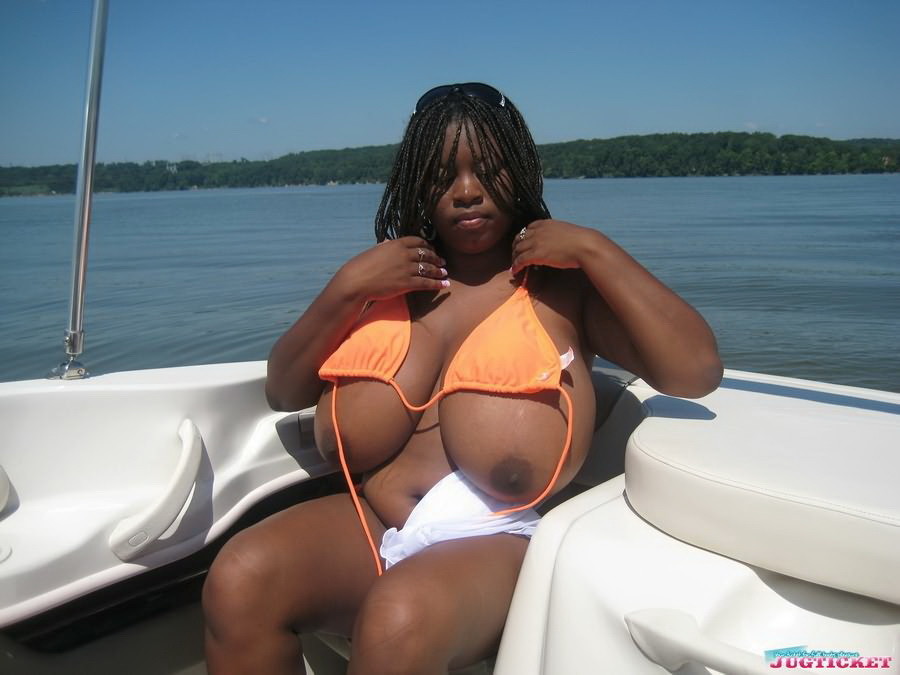 Mianna Thomas, grosse et bien foutue, pose sur un bateau à l'extérieur.
 #67174268