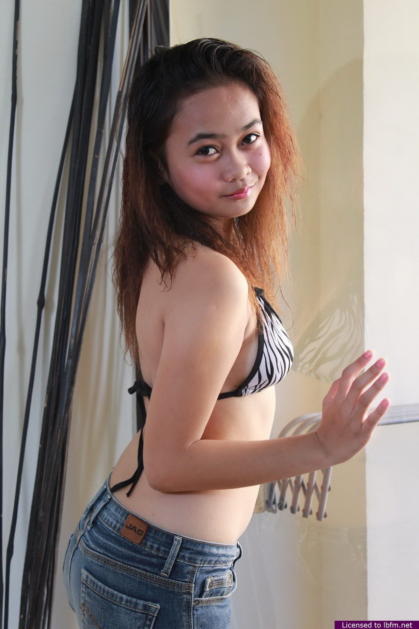 Asian teen hottie rochelle Streifen und spreizt ihre Beine
 #69747011