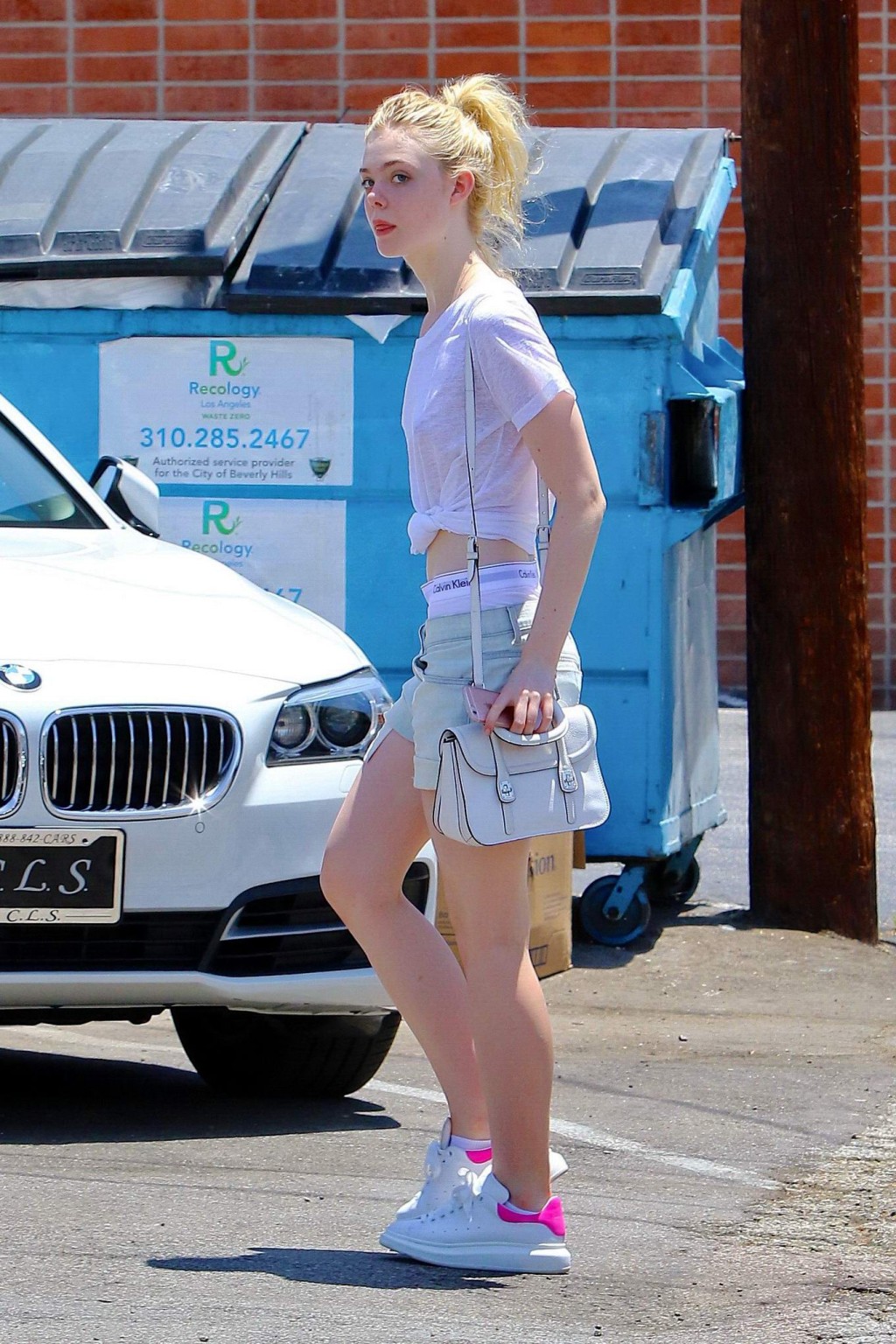 Elle fanning sans soutien-gorge portant un t-shirt transparent
 #75159580