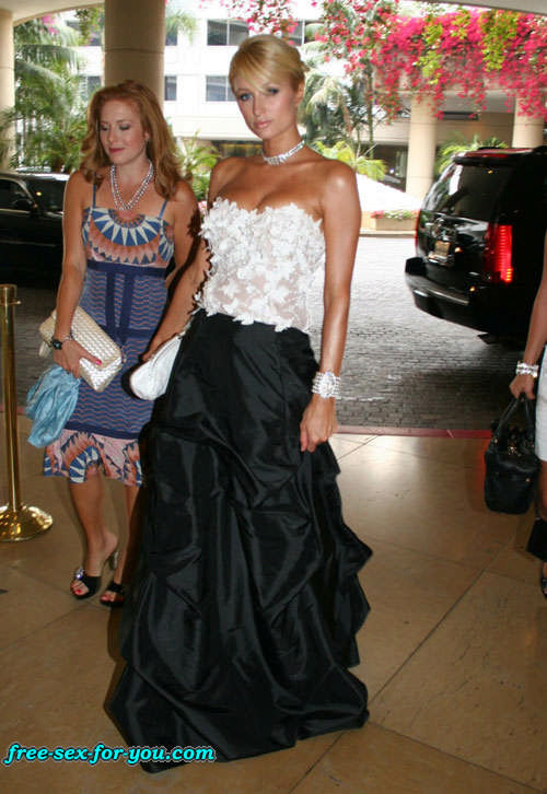 Paris hilton posando desnuda y enseñando las tetas a paprazzi
 #75431636