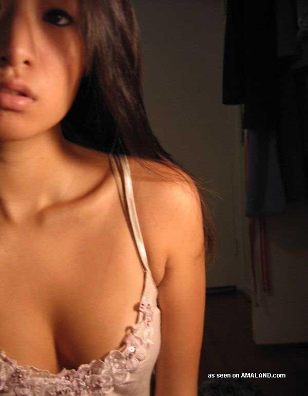 Heiß und sexy asiatische Küken zeigen enge Körper
 #69746933