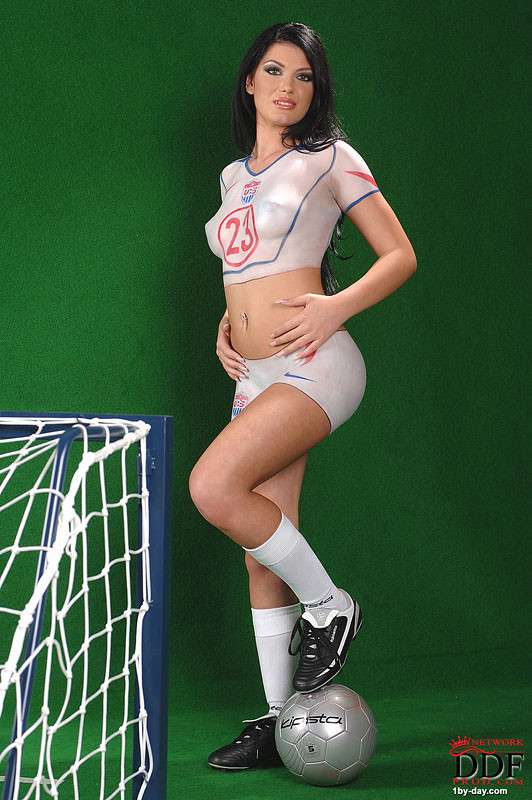 ロキシー・パンサー・ブルネット・サッカー・ベイブ、裸のアメリカ・ファンがボールを持ってポーズをとる
 #71023234