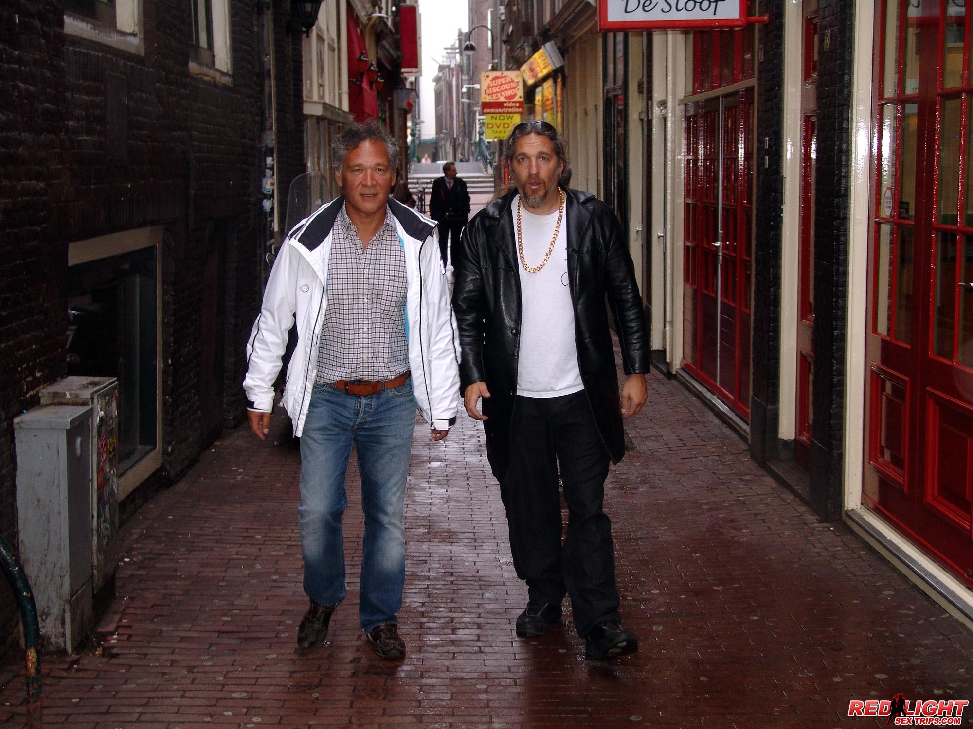 Un gars paie pour une prostituée dans le quartier rouge d'Amsterdam.
 #77399473