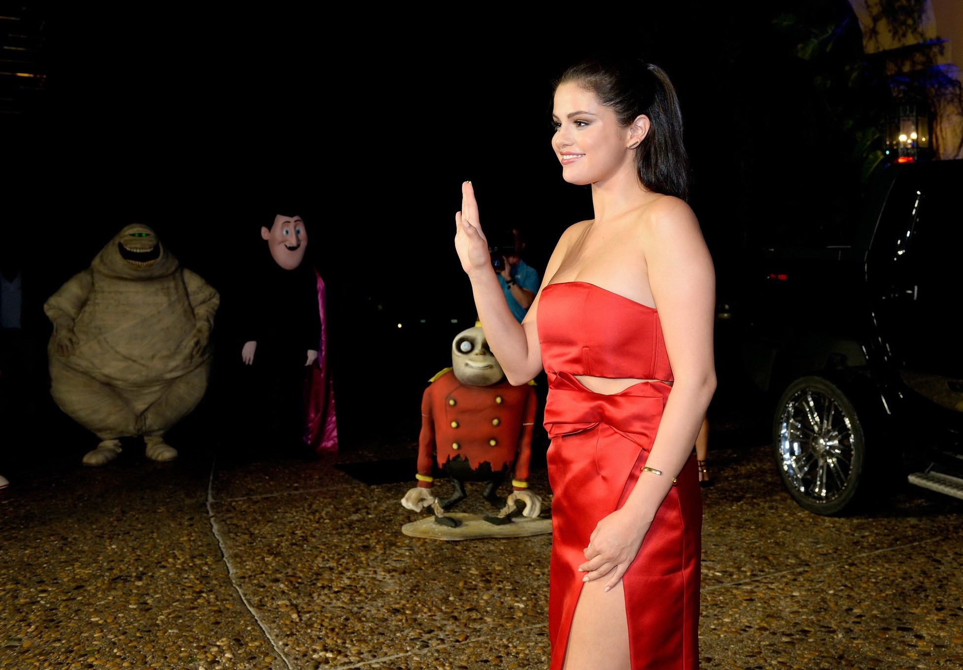 Selena gomez en buste et jambes dans une robe tube rouge très fendue.
 #75161247