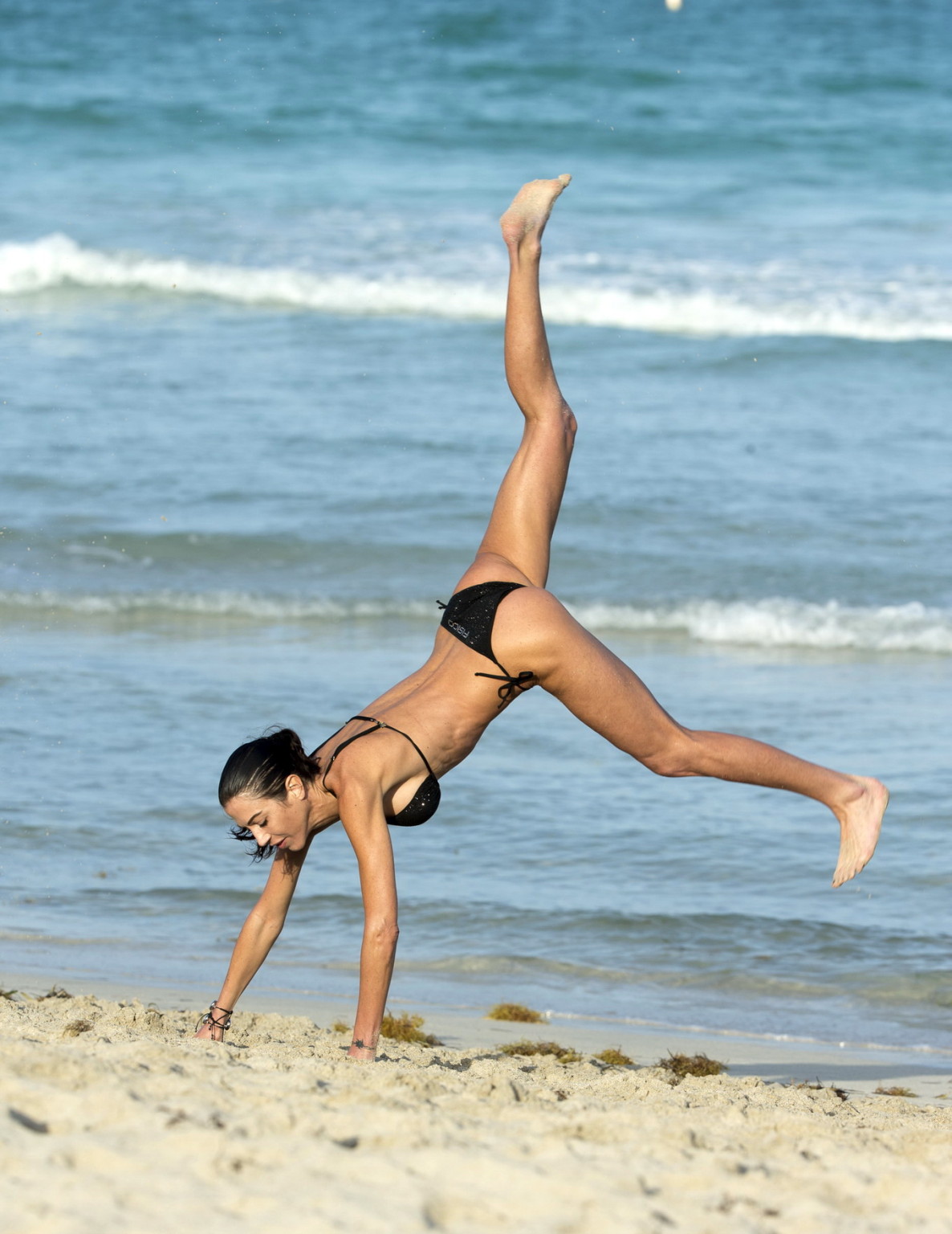 Federica Torti im schwarzen Bikini beim Yoga am Strand in Miami
 #75198607