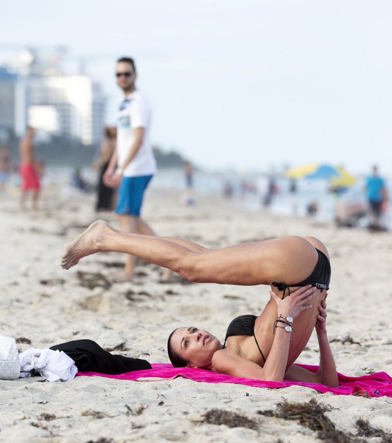 Federica Torti im schwarzen Bikini beim Yoga am Strand in Miami
 #75198665