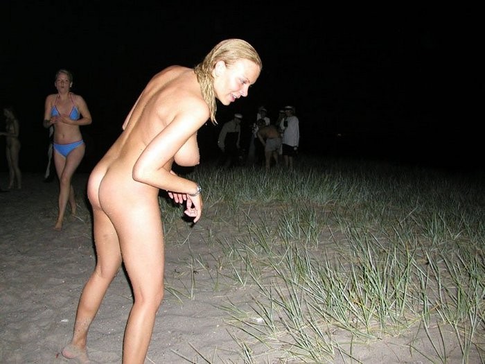 Une blonde plantureuse montre son corps nu à la plage nudiste.
 #72252819