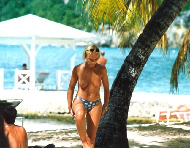 Vollbusige Blondine zeigt ihren nackten Körper am FKK-Strand
 #72252907