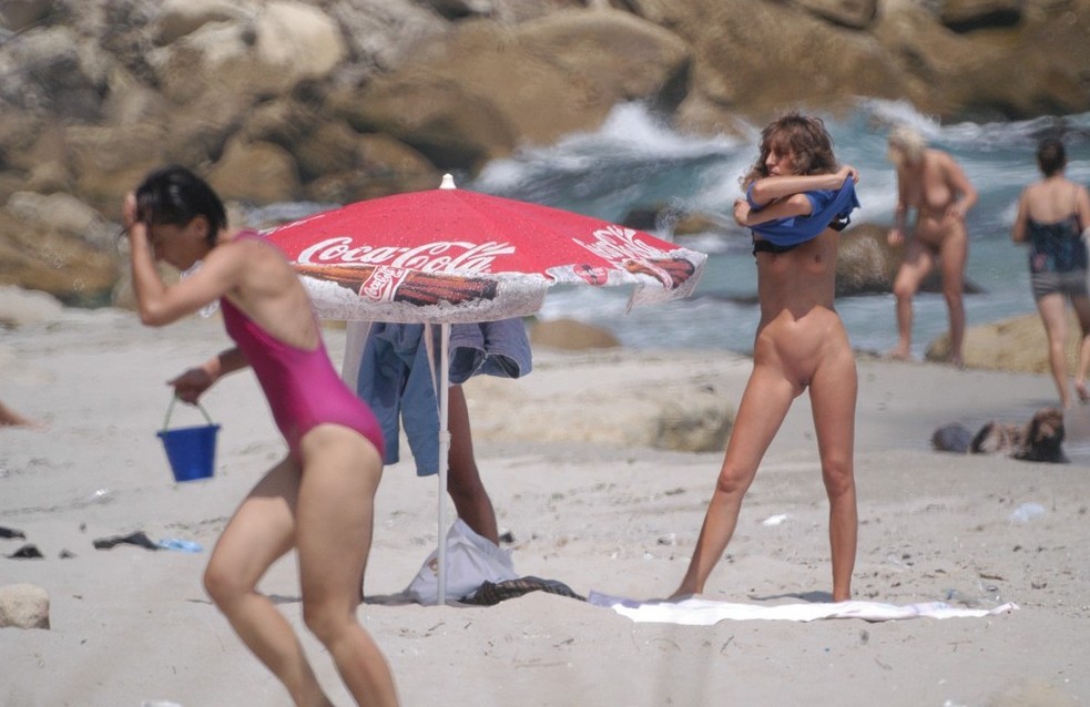 Vollbusige Blondine zeigt ihren nackten Körper am FKK-Strand
 #72252917