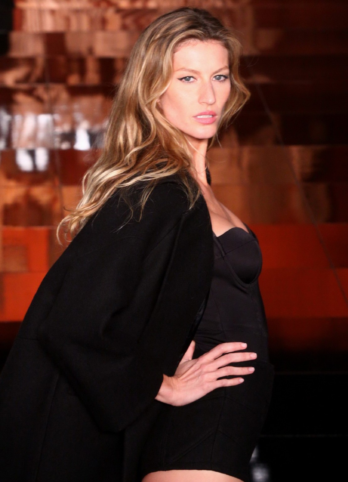 Gisele bundchen indossando lingerie nera sulla passerella a sao paulo fashion week
 #75318846