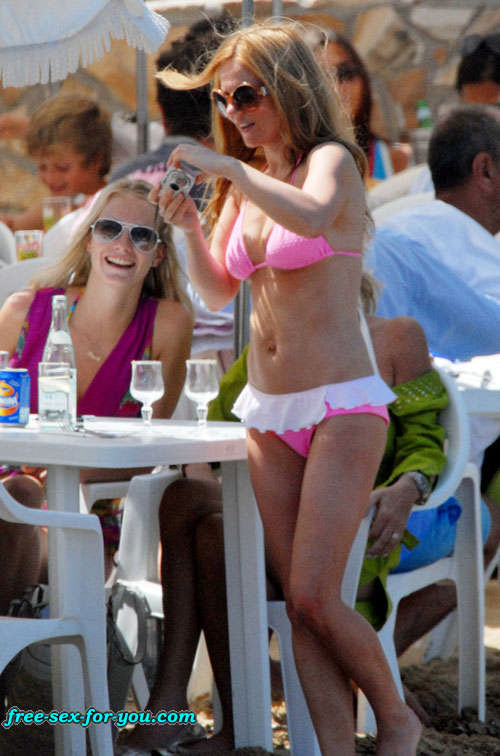Geri halliwell in posa sexy in bikini nero e rosa sulla spiaggia
 #75431148