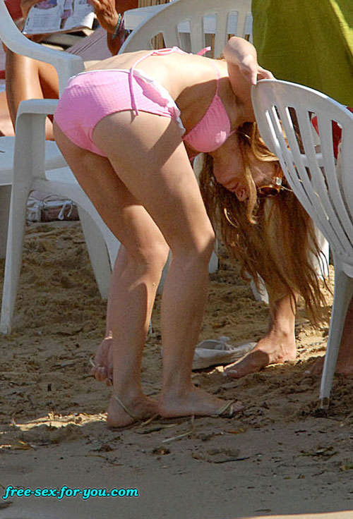 Geri Halliwell posing sexy in black and pink bikini on beach #75431153