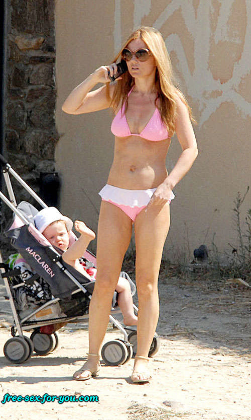 Geri halliwell in posa sexy in bikini nero e rosa sulla spiaggia
 #75431182