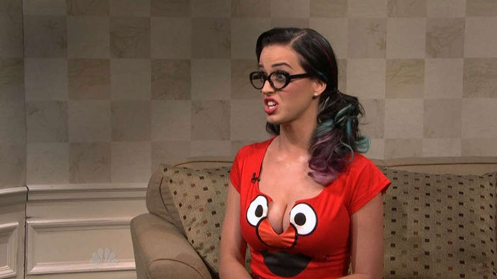 Katy Perry entblößt riesigen Ausschnitt und sexy Upskirt Fotos
 #75331277