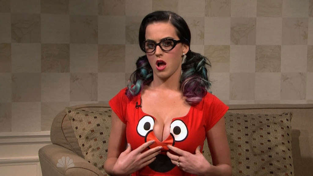 Katy Perry che espone la scissione enorme e le foto sexy della gonna alta
 #75331281