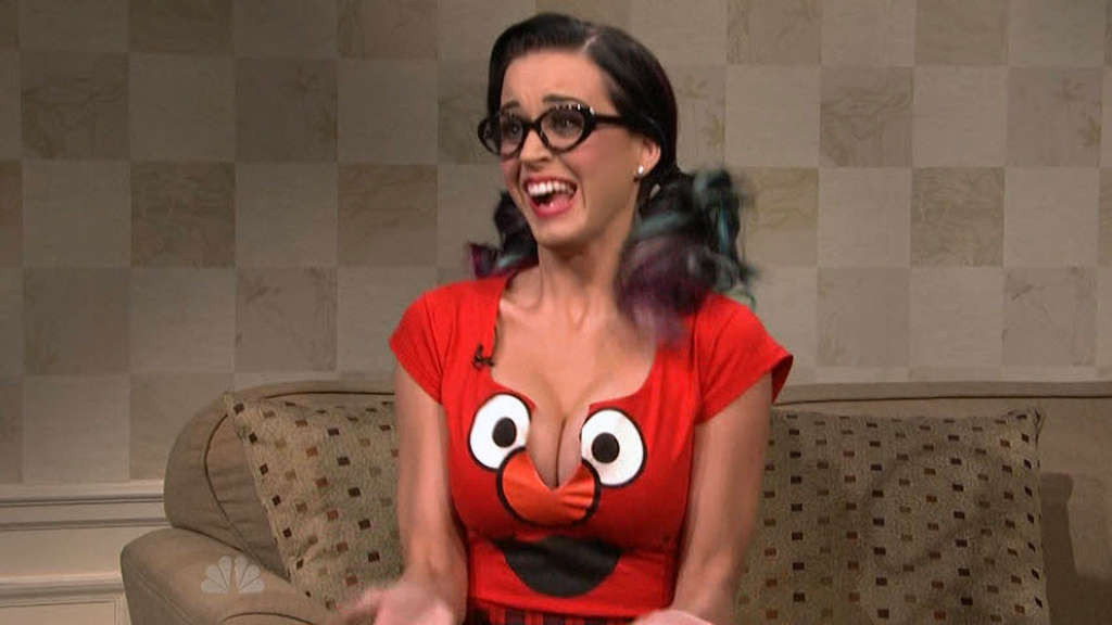 Katy Perry che espone la scissione enorme e le foto sexy della gonna alta
 #75331283