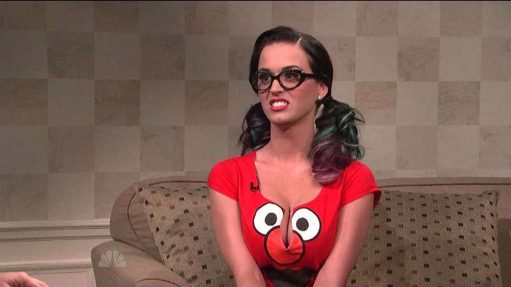 Katy Perry che espone la scissione enorme e le foto sexy della gonna alta
 #75331287