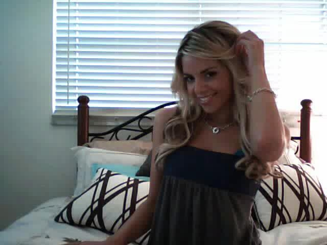L'incroyable Debbie se montre sur la webcam et exhibe ses gros seins dans ce strip sexy.
 #67429765