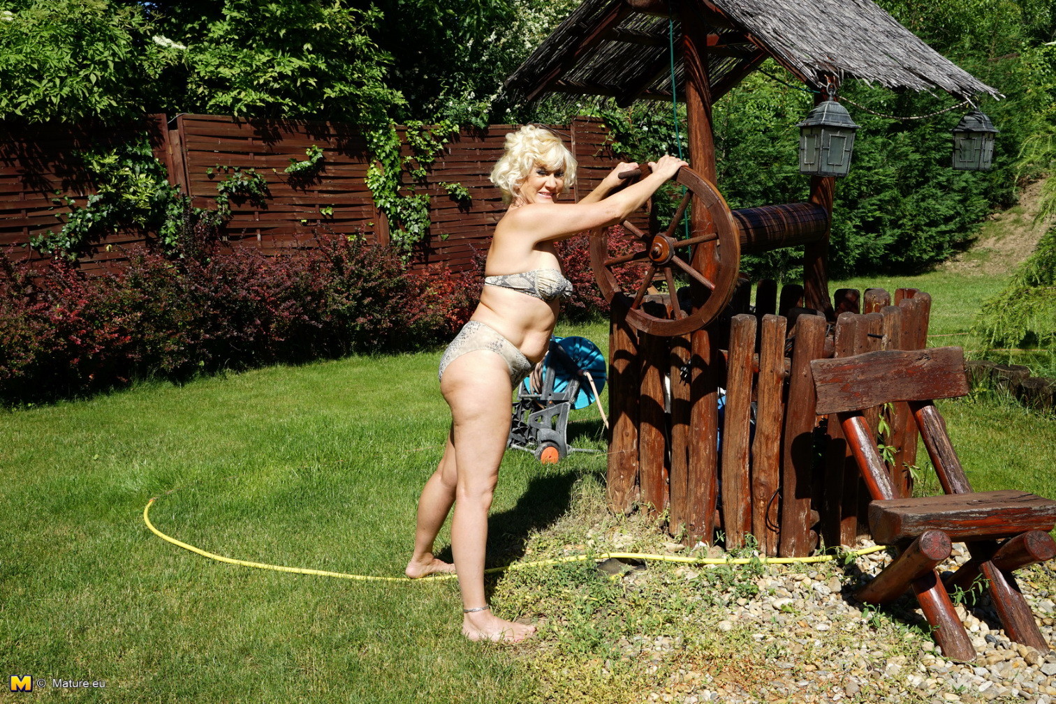 Une femme mature blonde et excitée qui se fait plaisir dans son jardin.
 #77199853
