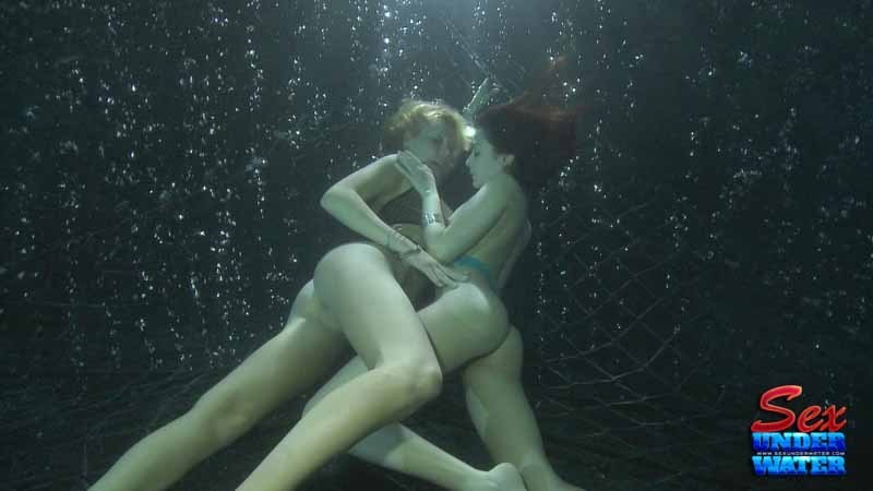 Sexe lesbien sous l'eau
 #73137334