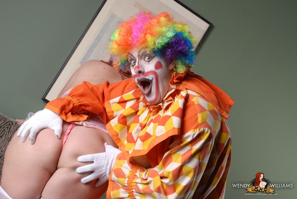Busty tgirl sweetheart sbattuta da un clown arrapato
 #78852413