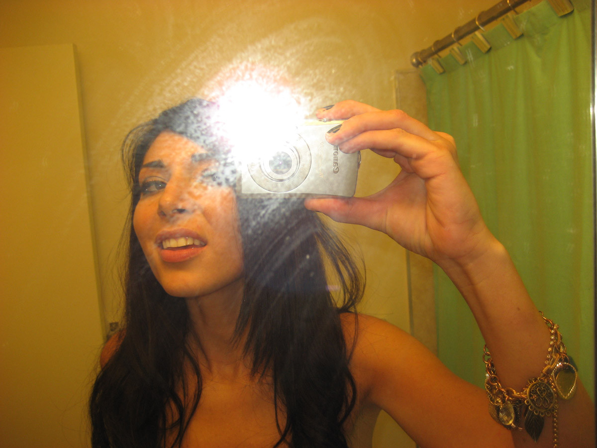 Ragazza bruna in posa nello specchio del bagno
 #67242839
